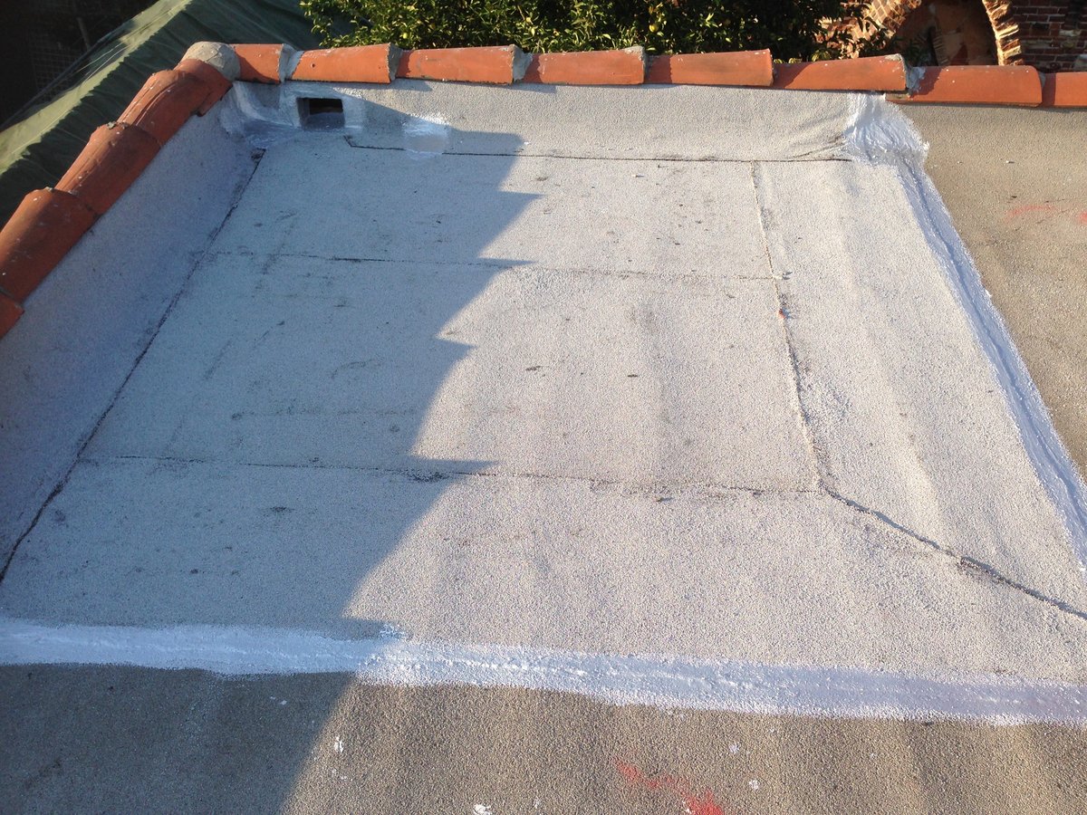 Flat roof membrane with sealed seams and flashing